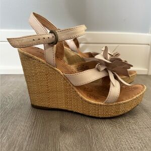 Chic Tan Wedge Sandals with Floral Accent